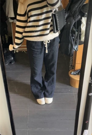 Roxy linnebyxor💘de är lågmidjade och jätte snygga och bekväma🥰 - Otroligt snygga, kom privat för egna bilder🥰 säljer pga att de aldrig kommer till användning. De är i jättefint skick. Storlek xs/s