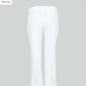 Vera kostymbyxor  - Jag säljer dessa low waist kostymbyxor med slits. Storlek 36 och använda 1 gång. Inga fläckar köpta för 400 kr 💞