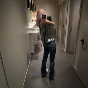 silvrig topp - silvrig topp från zara i nyskick👒öppen i ryggen!