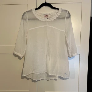 Blus Dobber - Tunn vit blus från Dobber. Knytband i halsringningen, för eventuell rynk-effekt.