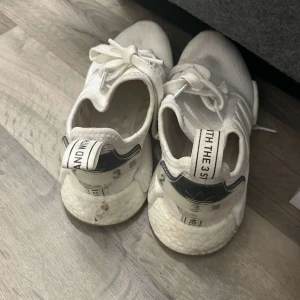 Adidas Nmd  - Använda adidas Nmd i gott skick, behöver bara tvättas.  Storlek 36
