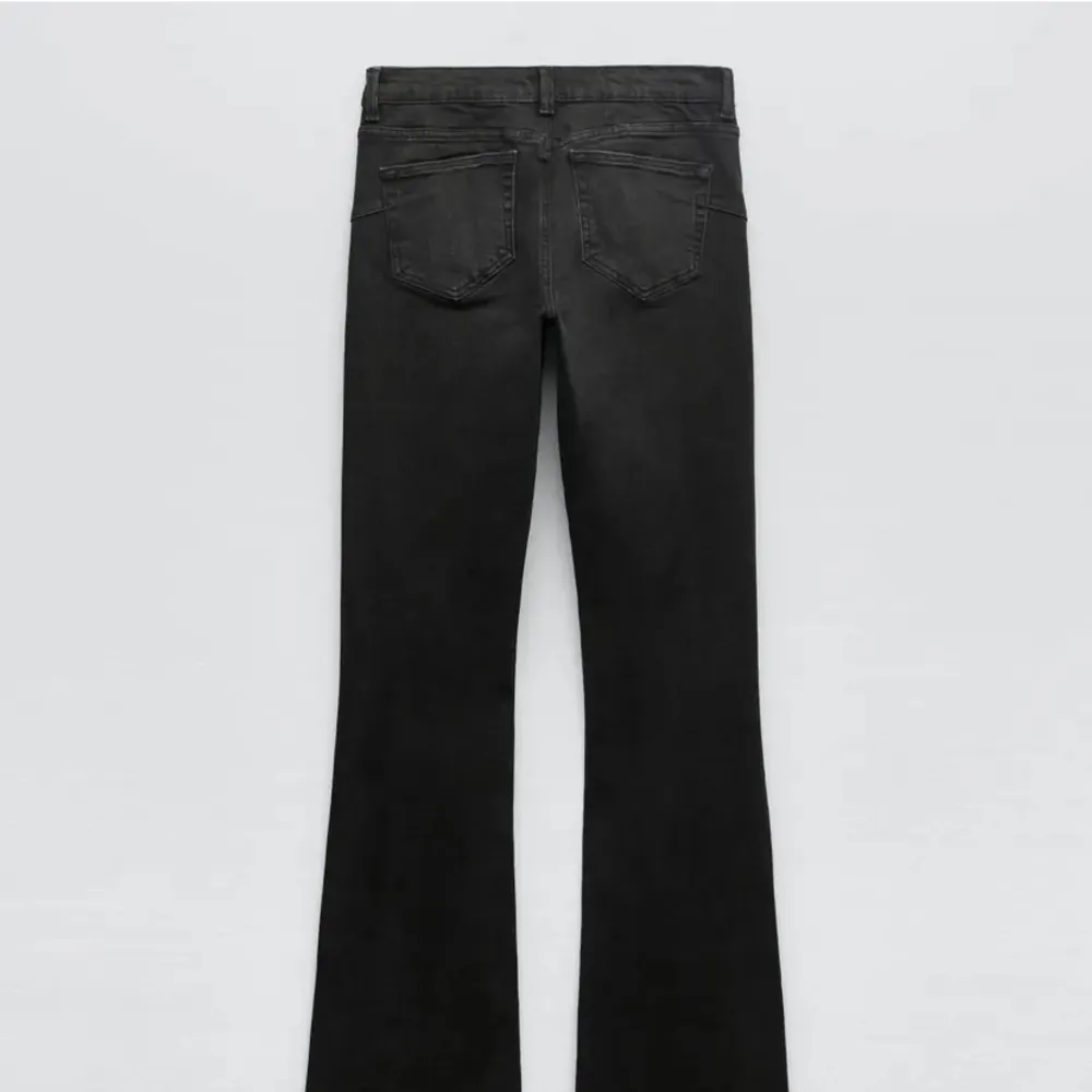 Säljer mina svarta bootcut jeans från zara i storlek 32. . Jeans & Byxor.