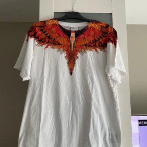 Marcelo Burlon T-shirt - Marcelo Burlon T-shirt fint skick, storlek L