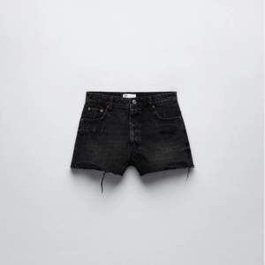 Shorts från ZARA inköpta förra året för ca 300kr✨ Säljer pga får ingen användning av dom🫶 Kan gå ner i pris om man köper via köp nu❤️‍🔥❤️‍🔥❤️‍🔥