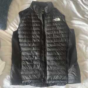 North the face väst - Säljer en north the face väst som är i nyskick i stl M. Köpt för ca 1200 kr. Pris: 399 kr. Hör av er om ni har frågor. Pris kan diskuteras