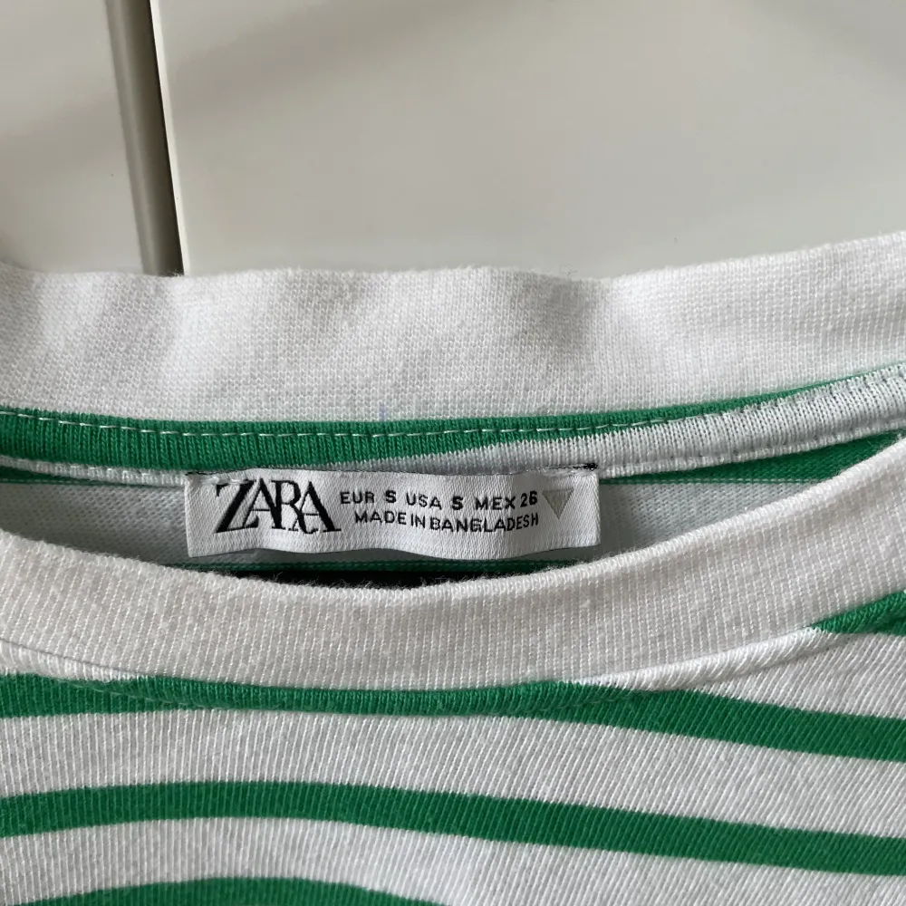 Säljer denna grön randiga t-shirt som inte kommer till användning. Använt 1 gång, så i nyskick!💕. T-shirts.