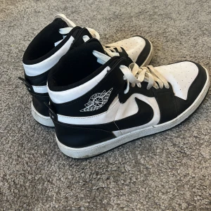 Jordan strl 39 - Jag köpte dessa skorna helt nya på plick för ett tag sedan men dem har bara blivit andvända en gång då dom var för stora för mig som igentligen har strl 37-38.  Vet inte om dem är äkta, där av priset 