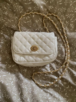 Väska - En super fin väska som jag säljer då den ej kommer till användning.  