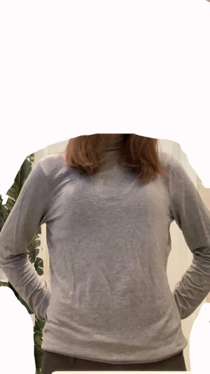 Grå tröja - Man kan använda den som underställ eller som bara en snygg tröja 😍 Har inte använt den så mycket så därför säljer jag den! 💗