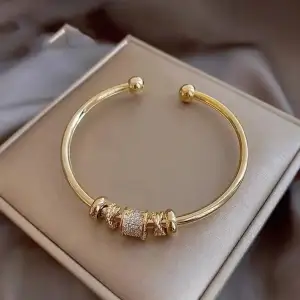 Guldigt armband med diamant i mitten  Nypris: 800kr 
