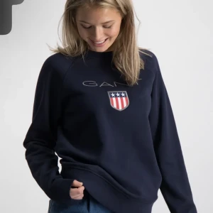 Gant tröja - Jag säljer den klassiska gant tröjan i blå (evening blue)💙Har använts ytterst fåtal gånger. Ordinariepris: 699kr Säljs för: 300kr (Pris kan diskuteras)