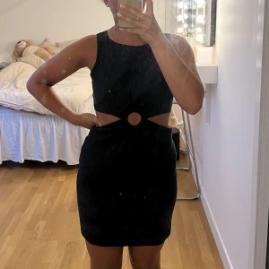 Svart festklänning  - Jättefin svart festklänning från Zara. Knappt använd och i nyskick. 🖤