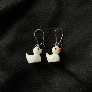 Örhängen med ankor! - Örhängen med berlocker i form av vita ankor. Vid beställning får du själv välja vilken typ av krokar du föredrar (se bild 2 och 3). Så matchar jag dem med berlocken. Frakt tillkommer!🐥