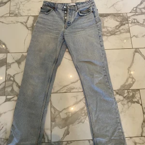 Zara jeans - Zara mid-Rise jeans som ej kommer till användning då de är för långa. Storlek 38 men passar även 36 Skriv för fler bilder eller frågor 🤗