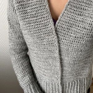 Stickad kofta  - Självstickad kofta, väldigt mjuk och varm. Passar som S eller XS! 