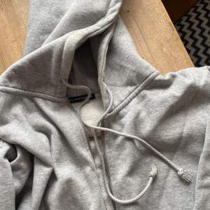 Ljusgrå ”cristy hoodie” från Brandy Melville i oversized fit. I fint skick, utan defekter. 