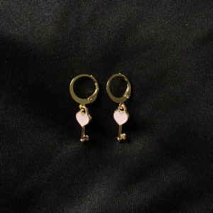 Örhängen🤍 - Örhängen med berlocker i form av en nyckel. Frakt tillkommer!🤍