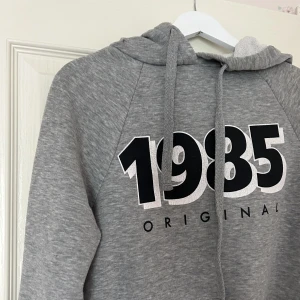 Grå hoodie gina - Säljer denna coola hoodien från Gina Tricot som tyvärr blivit för liten. Är väldigt skönt och passar till allt, pris kan diskuteras❤️