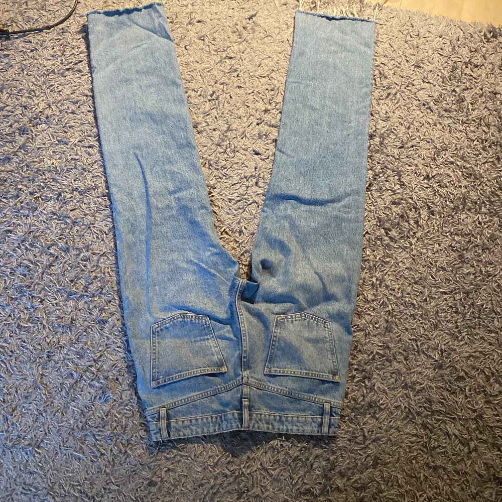 Lågmidjade helt oanvända lågmidjade zara jeans, säljer då de är förstora för mig. Jeans & Byxor.