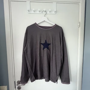 långärmad tröja med stjärna - rätt så stor så den är väldigt bekväm! 