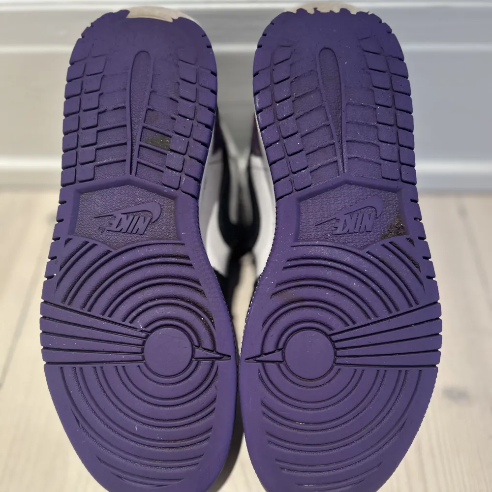 Säljer ett par NIKE Jordan 1 Mid SE ”Varsity Purple”. Storlek EU 36,5 / UK 4 Färg svart och lila mocka, vitt läder  Fint skick, sparsamt använda, se bilder ( finns fler att få) En liten 4 mm gul fläck på sidan se bild, därav priset. . Skor.