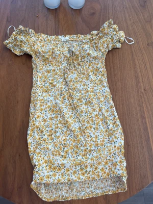 Söt offshoulderklänning  - Jättefin offshoulderklänning från Nelly.   Strl S 