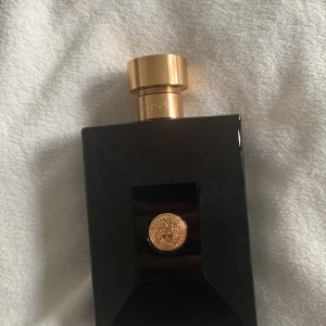 Versace Parfym - Versace Dylan Blue parfym. Populär parfym för tonåringar som passar perfekt för ”allround use”. 200 ml flaska med cirka 90% kvar.