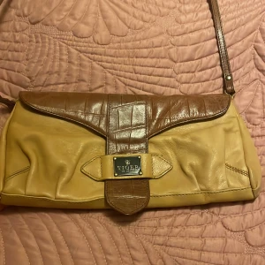 Tiger väska läder  - Snygg läderväska från Tiger! Skick: använd fåtal ggr Färg: konjak/beige/senapsgul