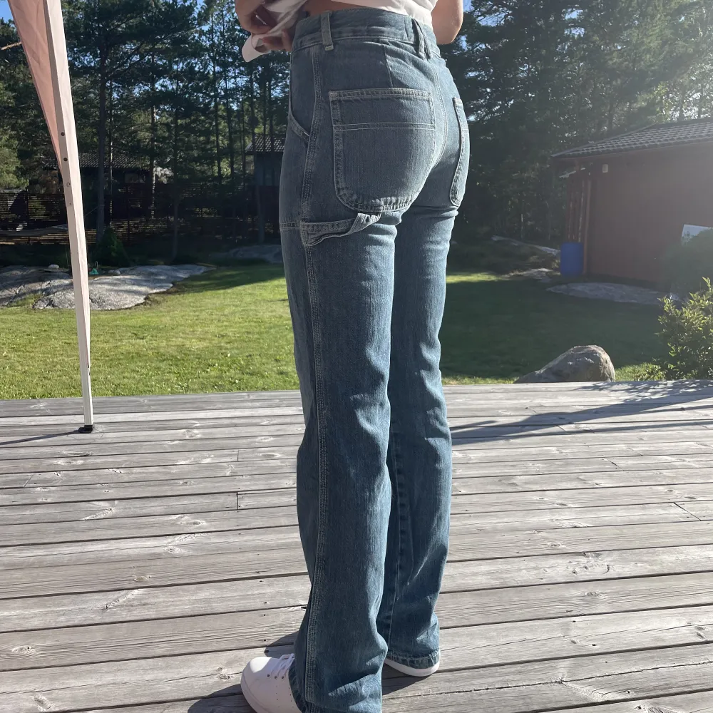 Snygga blå zara jeans med coola sömmar.🙏🏼🙏🏼Storlek 32 men passar även någon storlek uppåt då de är hyfsat stretchiga! Inga defekter förekommer. Jeans & Byxor.