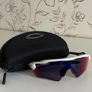 Oakley glasögon - Säljer dessa glasögon från oakley då jag inte använder de så ofta. De är i en mindre storlek som har passat mig perfekt! De är i superbra skick och fodral tillkommer. Nypris 800