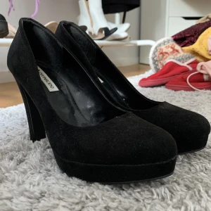 Svarta pumps  - Svarta pumps från Even&Odd i stlk 38. Använda 1 gång. Klacken är 10cm.