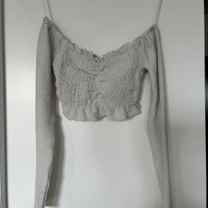 Off shoulder  - Sitter tight, inte genomskinlig 