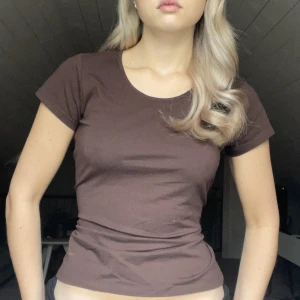 Brun tshirt - Säljer denna bruna T-shirten från mq. Aldrig använd så väldigt fint skick. Skön och bekväm baströja som passar till mycket