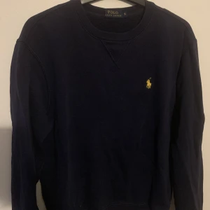Sweatshirt  - Sweatshirt från Ralph lauren i storlek S, lite tjockare material. Kommer inte till användning längre. Använd få tal gånger så den är i mycket fint skick. Nypris mellan 799kr-899kr. Köparen står för frakten.