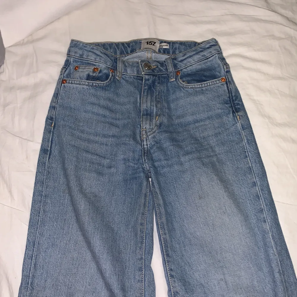 Fina jeans från Lager157,har en liten prick som säkert går bort med lite tvål och vatten. Tar emot bud. Jeans & Byxor.