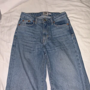 Jeans  - Fina jeans från Lager157,har en liten prick som säkert går bort med lite tvål och vatten. Tar emot bud