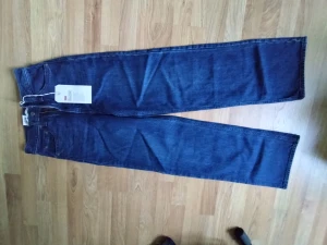 Levis high loose  - Levis high loose, strl 24. För små på mig som vanligtvis bär xs/25. Helt nya.