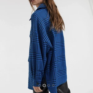 Blårutig skjortjacka i bouclé - slutsåld blårutig oversized jacka i bouclé. Asskön och skitcool på.