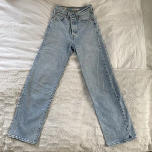 Ljusblå jeans Levi's - Ljusblå jeans från Levi's i modellen Ribcage Straight Ankle strl W24/L29 💙 Nypris 1349kr 💙 Använda och har en liten fläck på baksidan höger ben som knappt syns (se bild 3), annars i fint skick! 💙