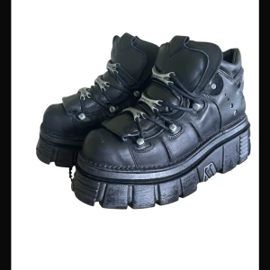 NEW ROCK TOWER SHOES Metallic - Säljer mina New rock skor då jag inte använder dem längre.  De är använda ungefär 3 gånger så de är precis som nya, perfekta skor för dem som gillar Semetary och HAUNTED MOUND🎃  Skickas med i original lådan, true religion jeansen på bilden säljer jag även