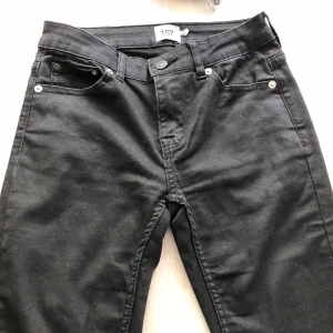 Svarta jeans - Svarta tighta jeans från lager 157💕