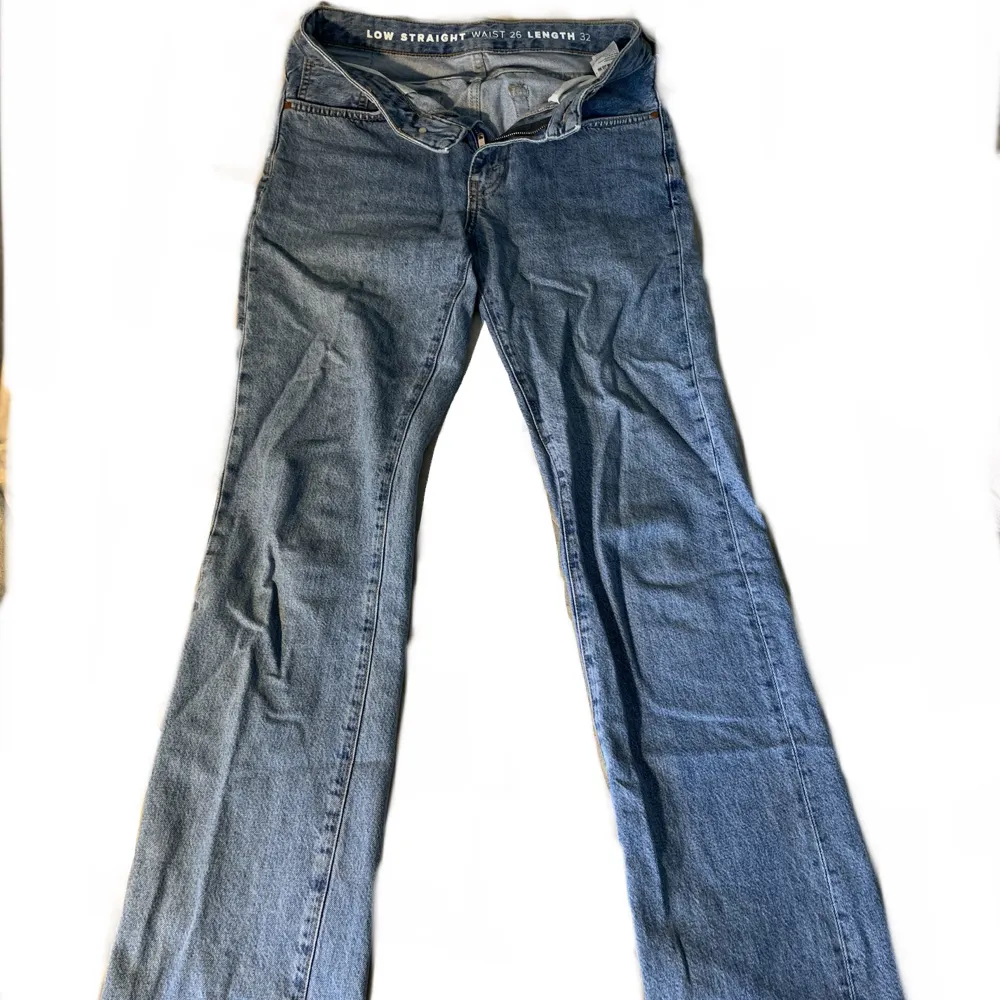 Lågmidjade jeans från bikbok i modellen ”low straight” men sitter lite utsvängt! De är slitna längst ner vid hälen, vilket syns på bilderna. Möts upp i Stockholm/ fraktar 💌. Jeans & Byxor.