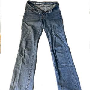 Lågmidjade jeans från bikbok i modellen ”low straight” men sitter lite utsvängt! De är slitna längst ner vid hälen, vilket syns på bilderna. Möts upp i Stockholm/ fraktar 💌