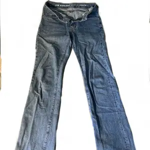 Lågmidjade jeans från bikbok i modellen ”low straight” men sitter lite utsvängt! De är slitna längst ner vid hälen, vilket syns på bilderna. Möts upp i Stockholm/ fraktar 💌