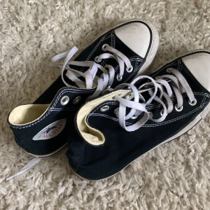 Converse All star - Svarta all star-converse. Använda kanske 5 ggr men fina! Se bilder för fläckar osv. 🍜