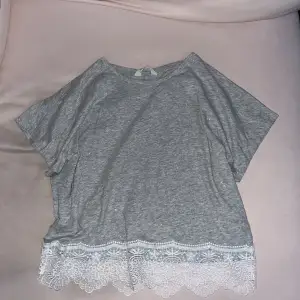 En glittrig T-Shirt med spets längst ner i kanten 🤍Passar XS & S
