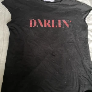 T-shirt från NA-KD - Storlek S men sitter som XS