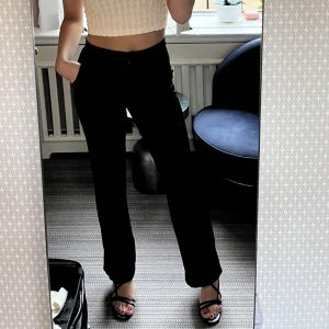 Kostymbyxor  - Säljer dessa snygga kostymbyxor från Vero Moda. Dom är använda ett par gånger men nu på slutet har dom inte kommit till användning.💓 