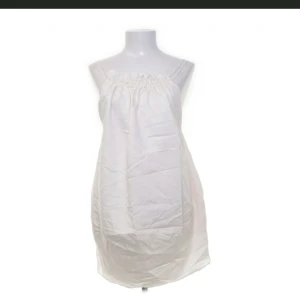 Klänning från H&M - Säljer en superfin sommarklänning ifrån H&M i storlek S som tyvärr var för kort för mig. Den är helt ny och aldrig använd då den va för kort.  Kan skicka bilder på vid intresse. 🤍