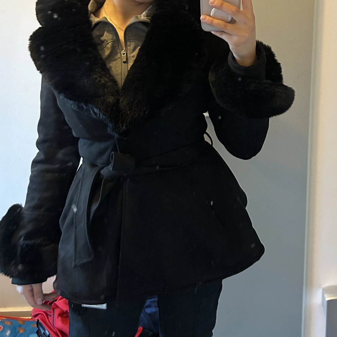 Svart kappa med päls - 90